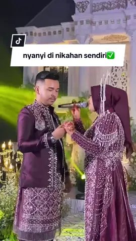 nyanyi di nikahan orang❌  nyanyi di nikahan sendiri✅