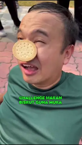 Challenge makan biskut guna muka #fyp #family 
