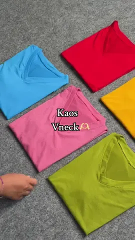 warnanya cantik’ giniii🤗😋#kaosvcneck #kaosmurah #kaosviral #kaospolos #kaosnyamandipakai #gajiansale #mangooutfit 