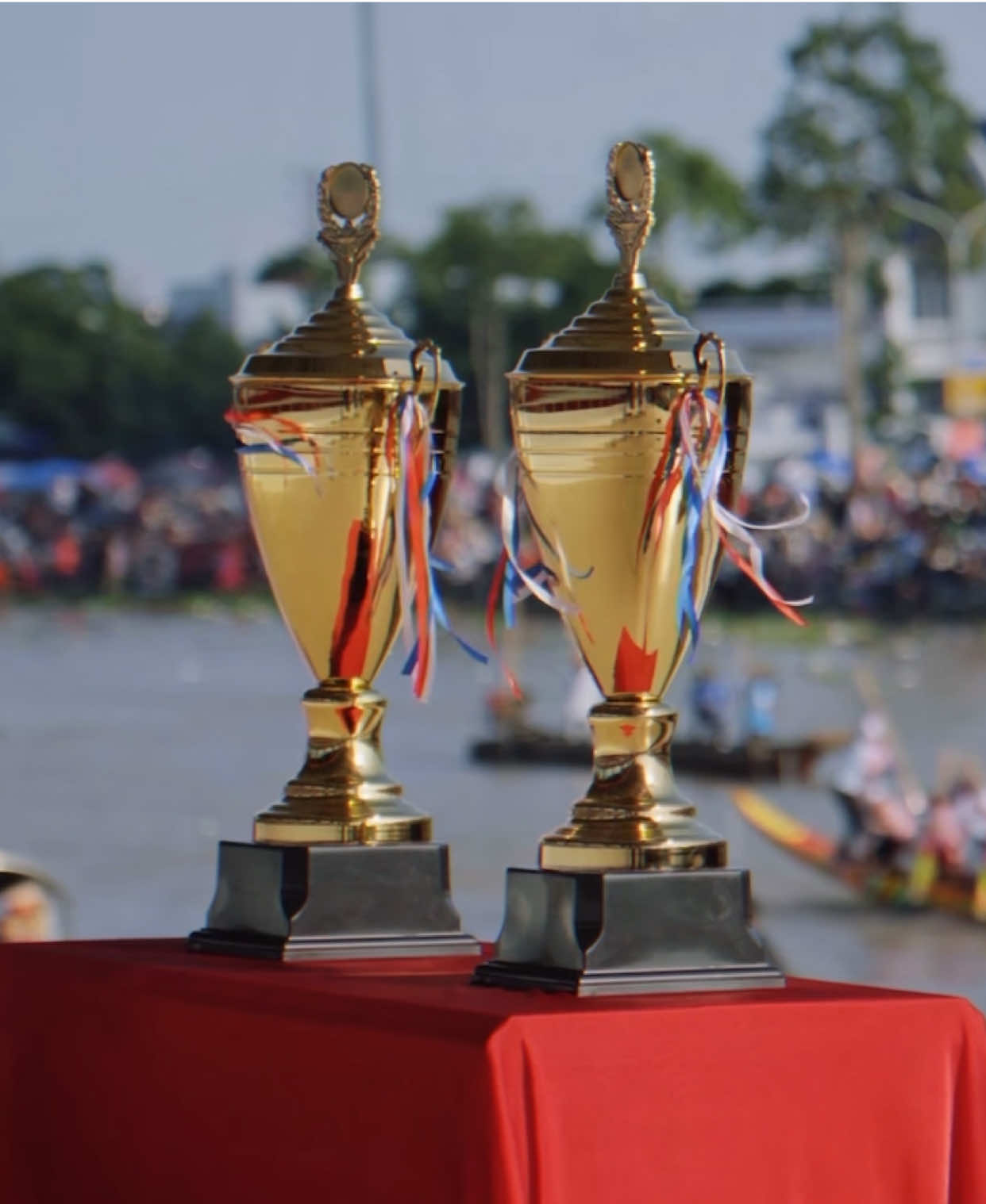 Lễ hội đua ghe Ngo là một lễ hội truyền thống đặc sắc của đồng bào Khmer, thường diễn ra vào dịp lễ Oóc Om Bóc (lễ cúng trăng) vào rằm tháng 10 âm lịch hàng năm… Đây là đoạn cắt ngắn của video “ĐỦ LÔNG ĐỦ CÁNH” mời mng qua YOU TÉP để xem full trọn vẹn nội dung video nhé 🙆🏽‍♂️🤎 #dulongducanh #nacnai 