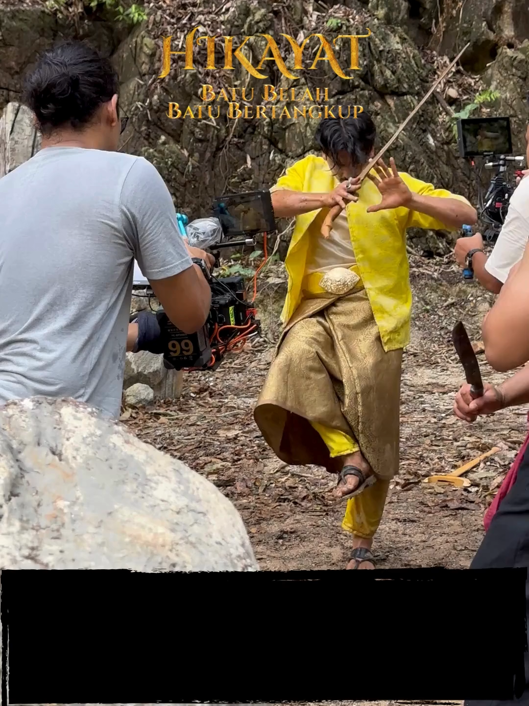 Tunggu dan saksikan tak lama lagi, Raja kita.. Niezam Zaidi dalam Hikayat Batu Belah Batu Bertangkup! #redcomm #productionlife #rajakita #niezamzaidi #hbbbb #astroceria #EpikKlasikFantastik #HikayatBatuBelahBatuBertangkup