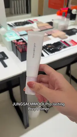 We’re all addicted to our bestselling Pro-Lasting Prep Primer 🤍 With this, you don’t have to worry about excess sebum, oxidation, or obvious pores! Really an all-in-one primer 😍 #jsmbeautysg #jungsaemmool #prep #primer #makeup #kbeauty #sgbeauty #kmakeup 