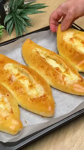 Ingrediente: 300 g făină 200 ml lapte cald 2-3 linguri de ulei 1 lingură de zahăr 1 linguriță de sare 1 lingură de drojdie uscată 300 g mozzarella 1 gălbenuș de ou Coaceți timp de aproximativ 25 de minute la 180 de grade Celsius. Poftă bună!