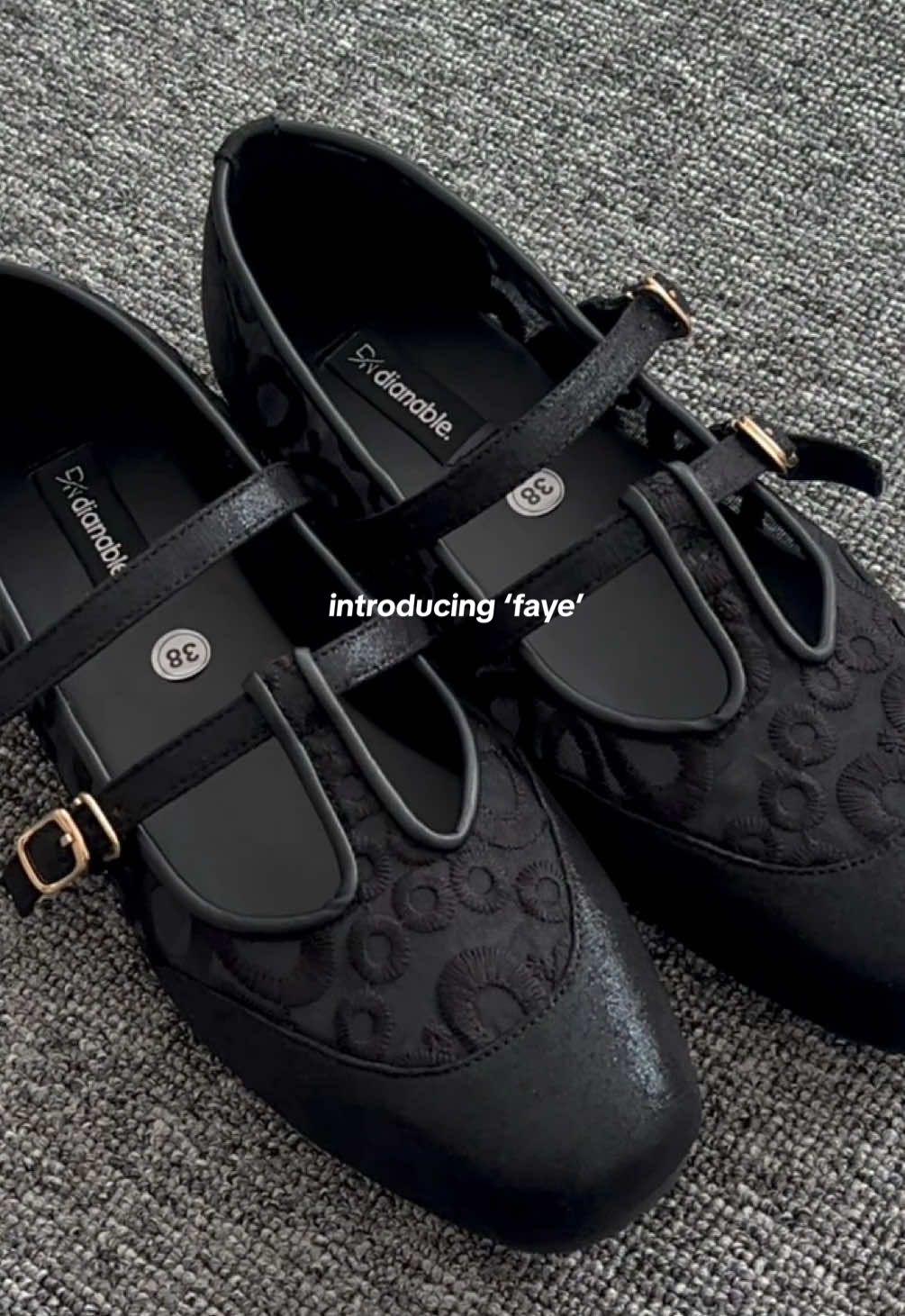 tipe sepatu yang bisa dipake ke mana aja, mau kondangan bisa, kekampus bisa, jalan sore juga hayuk🕺🩰 #flatshoescewek #rekomendasioutfit #fyp 