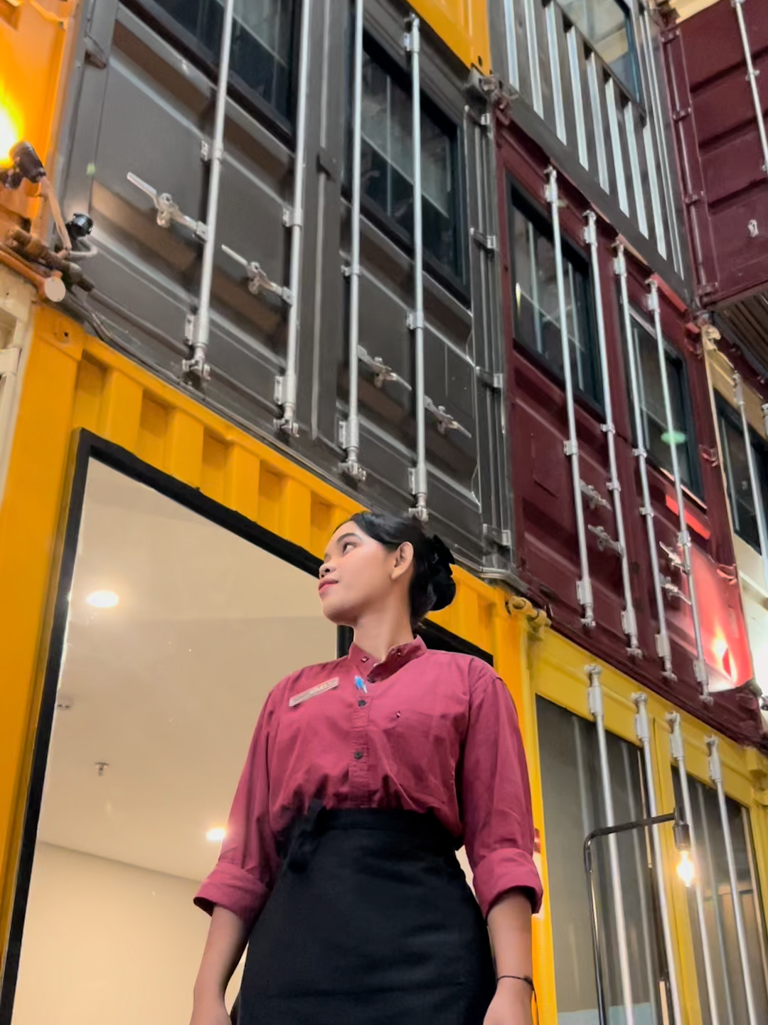 Niatnya mau ambil HP, tapi kok makin menjauh? 😕 Untung di akhir ada plot twistnya #fyp #trendingsong #kontenpromosi #kontentransisi #idemakanan