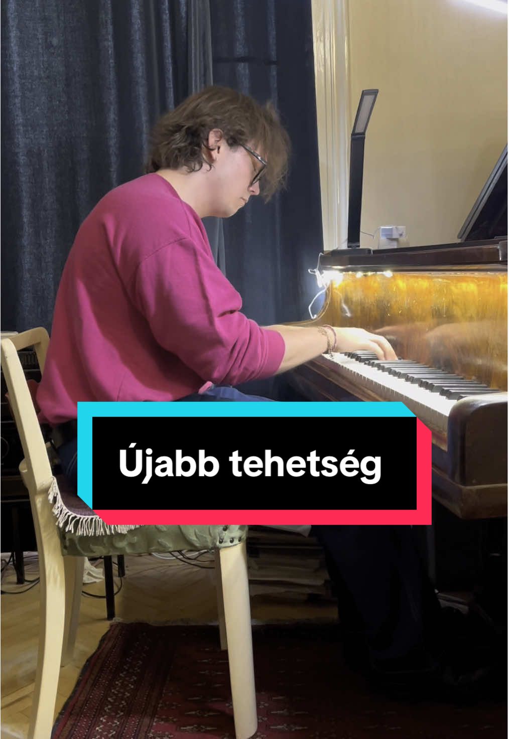 A tegnapi lakáskoncerten történt.  Ha te is el akarsz jönni valamikor, akkor írj nekem vagy jelentkezz a linken keresztül.  #fellegiadampiano #fellegiadam #lakáskoncert #programajánló #fellegiádám 