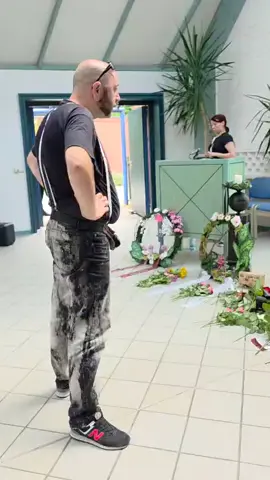 Das schlimmste im Leben ist, seinen besten Freund zu Grabe zu tragen aber war mir eine Ehre..! Das was einer der schlimmsten Tage in meinen Leben... Dein Lachen und deine Stimme werden immer fehlen aber irgendwann sehen wir uns wieder, ganz bestimmt... Pass mir bis dahin bitt auf Balu und all die tollen Mensch auf die vor gegangen sind... 🙏🏻 Ruhe in Frieden mein bester du  wirst immer in meinem Herzen bleiben..! 🖤🌹🕯