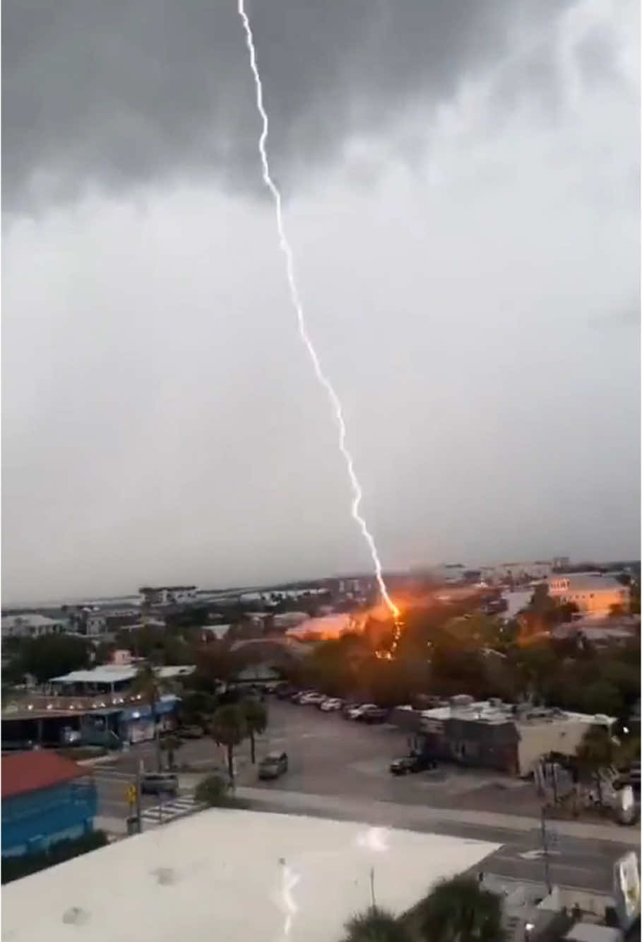 Terrible lightning destroyed an American city. The last video will definitely surprise you #lightning #satisfying #oddlysatisfying #fyp #foryou #lightningstrike #usa 