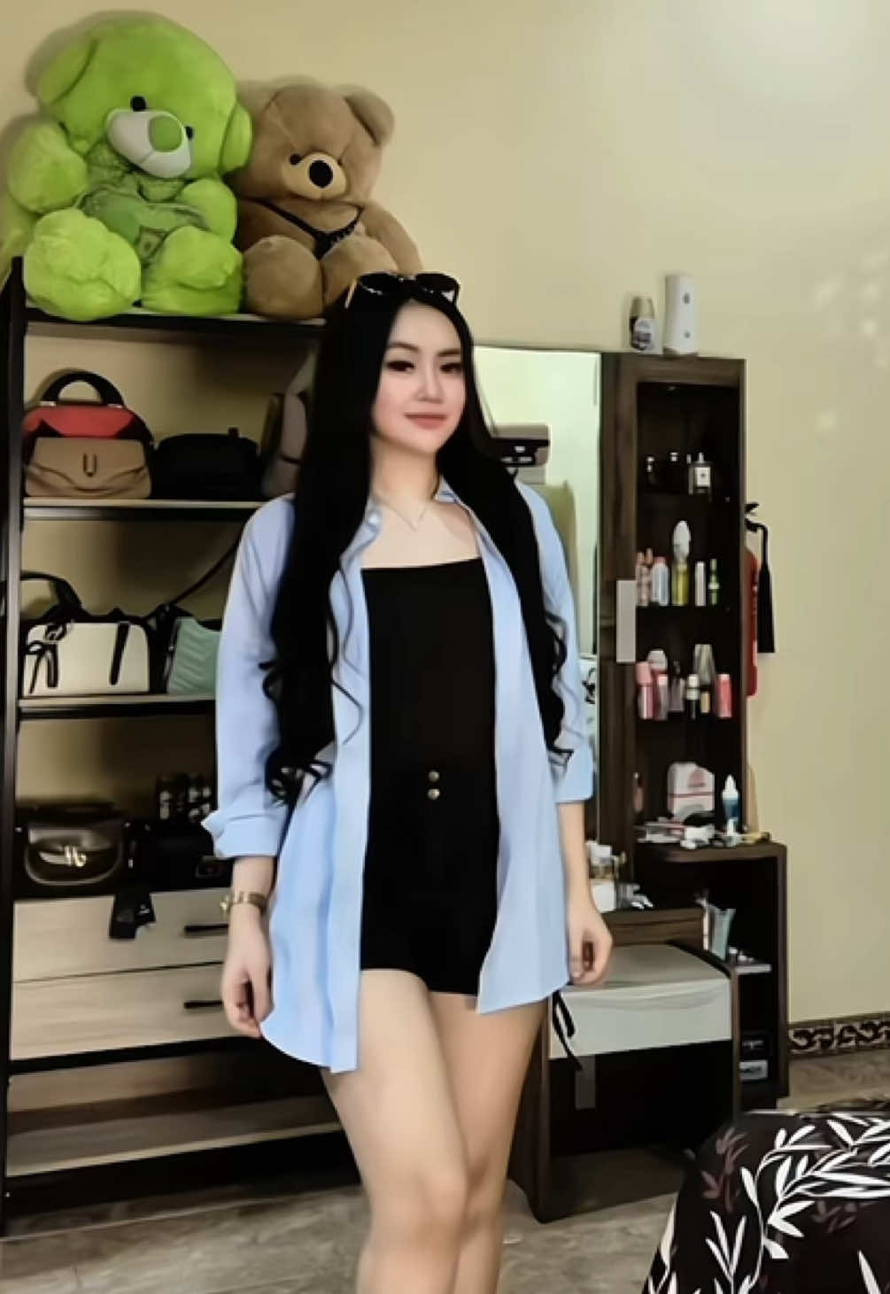 Stylish outfits😍 cakep bgt sih kemeja nyaa, aku jadiin outer kaya ginii keren bgtt✨ cuttingan oversize bisa buat ciwi hijab / non hijab tinggal kalian mix n match ajaa #kemejaoversize #kemejastripe #kemejawanita #rekomendasioutfit #OOTD #fashion #outfitideas 