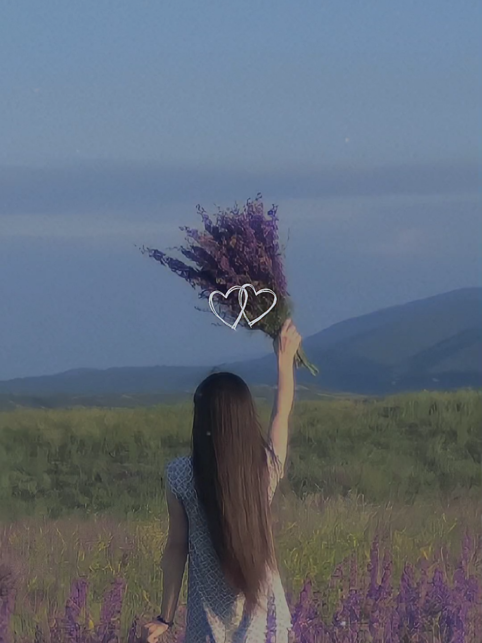 لو تشبهين الوُرد يبقى الٱختلاف ..الورد يذُبَل و انتي دايم فاتنه 