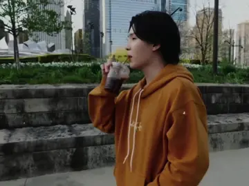 POV: Kamu dan Yoongi punya banyak harapan dari pernikahan ini. Tidak pernah terbesit sekali pun untuk saling meragukan apalagi pernikahan kalian akan beranjak tepat 3 tahun di bulan ini. Sejak awal, Yoongi punya caranya sendiri dalam mencintai. Dia dingin namun hatinya hangat.  Namun, sebulan terakhir kamu merasakan suatu perubahan. Yoongi lebih senang menghabiskan waktunya di studio musik, pulang larut malam, bahkan di pagi harinya tidak pernah menyentuh sarapan yang kamu siapkan.  Pagi itu sebelum Yoongi terburu-buru pergi bekerja, kamu berusaha bertanya dengan lembut. “Mas.. Kamu sibuk banget ya akhir-akhir ini?”  “Iya, aku berangkat sekarang. Nanti nggak perlu kirim lunch ke studio, aku mau makan siang sama klien.” Jawab Yoongi sembari melirik arlojinya.  “Kalau aku ada salah tolong bilang ya? Jangan diam aja dan cuekin aku, Mas.” Kamu tidak tahan lagi, hubungan ini harus diperbaiki sebelum terlambat.  “Diam gimana? Kamu kan paham kalau sifatku memang begini.”  Kamu diam sesaat sambil menunduk, mau berucap saja rasanya sakit. “Aku minta maaf kalau kamu jadi begini karena diagnosis dokter waktu itu. Aku minta maaf karena nggak bisa kasih kamu keturunan. Maaf, Mas..”  Iya, kamu sadar di sinilah titik retak hubungannya. Sebulan lalu kamu memutuskan untuk pergi ke rumah sakit bersama Yoongi untuk pemeriksaan kesehatan. Kalian berdua sering bertanya-tanya, kenapa kalian belum juga diberkahi buah hati sampai saat ini? Dan ternyata dokter memberi diagnosis bahwa kamu tidak bisa hamil.  “Aku udah bilang bukan karena itu!” Yoongi menyentak sambil menghela napasnya.  “Nggak usah bohongin diri kamu sendiri, Mas. Nggak apa-apa, memang salahnya di aku.” Kamu menahan air mata yang hampir keluar sebelum berucap lagi, “Kalau sama aku nggak bisa buat kamu bahagia, lebih baik kita cari jalannya masing-masing— aku mau kita cerai, Mas.” Yoongi rasa dunianya runtuh di saat itu juga. Impiannya kabur dan berbayang. Bukan kalimat itu yang dia harapkan.  — lanjut nggak my? #pov #yoongi #bts #angst #fyp 