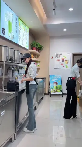 拍个没完了#上班娱乐两不误开心最重要 #奶茶妹妹 #舞台无处不在
