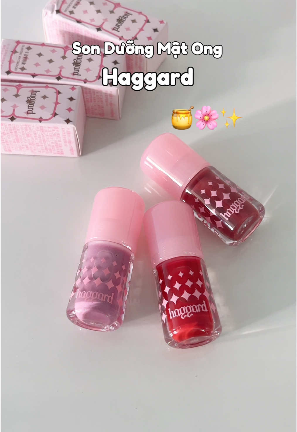 Son dưỡng môi căng mọng, màu xinh của Haggard nè 🍯🎀✨ #haggard #haggardlipoil #lipoilhaggard #haggardmakeup #sonmoi #lipstick #swatches #swatchson #makeup #lamdep #BeautyTok #viral #trending 