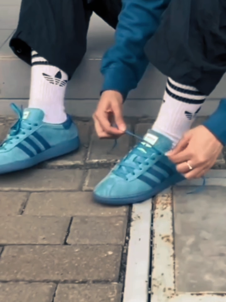 Sepatu garis tiga Adidas Bali yang iconic dan motor vespa sangat menawan jika di padukan Crewneck warna blue cobalt dari Troublemaker, it's stunning outfit🕊🕊🕊  #adidasbali #sepatuadidas #adidasjava #crewneck #cntroublemaker #outfit #outfitcasual #vespa #fyp  #troublemakerobsessed 