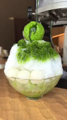 抹茶づくしのかき氷が最高すぎる。 店名：八十八 最寄り駅：新宿駅（東京都） 京都府産の高級抹茶を贅沢に使用したかき氷。ふわふわの抹茶エスプーマに抹茶アイスや黒糖、練乳、抹茶わらび餅、白玉が重なり味の奥行きと多彩な食感が楽しめます！ 抹茶好きにはたまらない極上の一杯です！ 7/30〜8/5まで新宿高島屋の地下1F「cafeむにぺこ」むにぐるめとはらぺこグルメ日記のコラボcafeで期間限定で食べられます！ 他にも定番の大人気な抹茶ドリンク、抹茶フィナンシェも販売されます！ 出汁にこだわった親子丼が絶品な「げんかい食堂」も同時出店してます！ 住所：東京都渋谷区千駄ヶ谷5-24-2（新宿高島屋 地下1F） 最寄り駅：新宿駅から徒歩1分 営業時間：10時30分から19時 #東京グルメ #tokyo #japanesefood This Matcha Shaved Ice in Tokyo Is Next-Level  A matcha-packed shaved ice that’s just too good to miss! At “Hachijuhachi” near Shinjuku Station, they’re serving a luxurious bowl of Kyoto matcha shaved ice, loaded with matcha espuma, ice cream, brown sugar syrup, condensed milk, warabi mochi, and chewy shiratama! From July 30 to August 5, find them at the “Cafe Munipeko” pop-up at Shinjuku Takashimaya B1F! Also offering their signature matcha drinks and matcha financiers. Don’t miss out—“Genkai Shokudo” is also popping up with their umami-packed oyakodon!