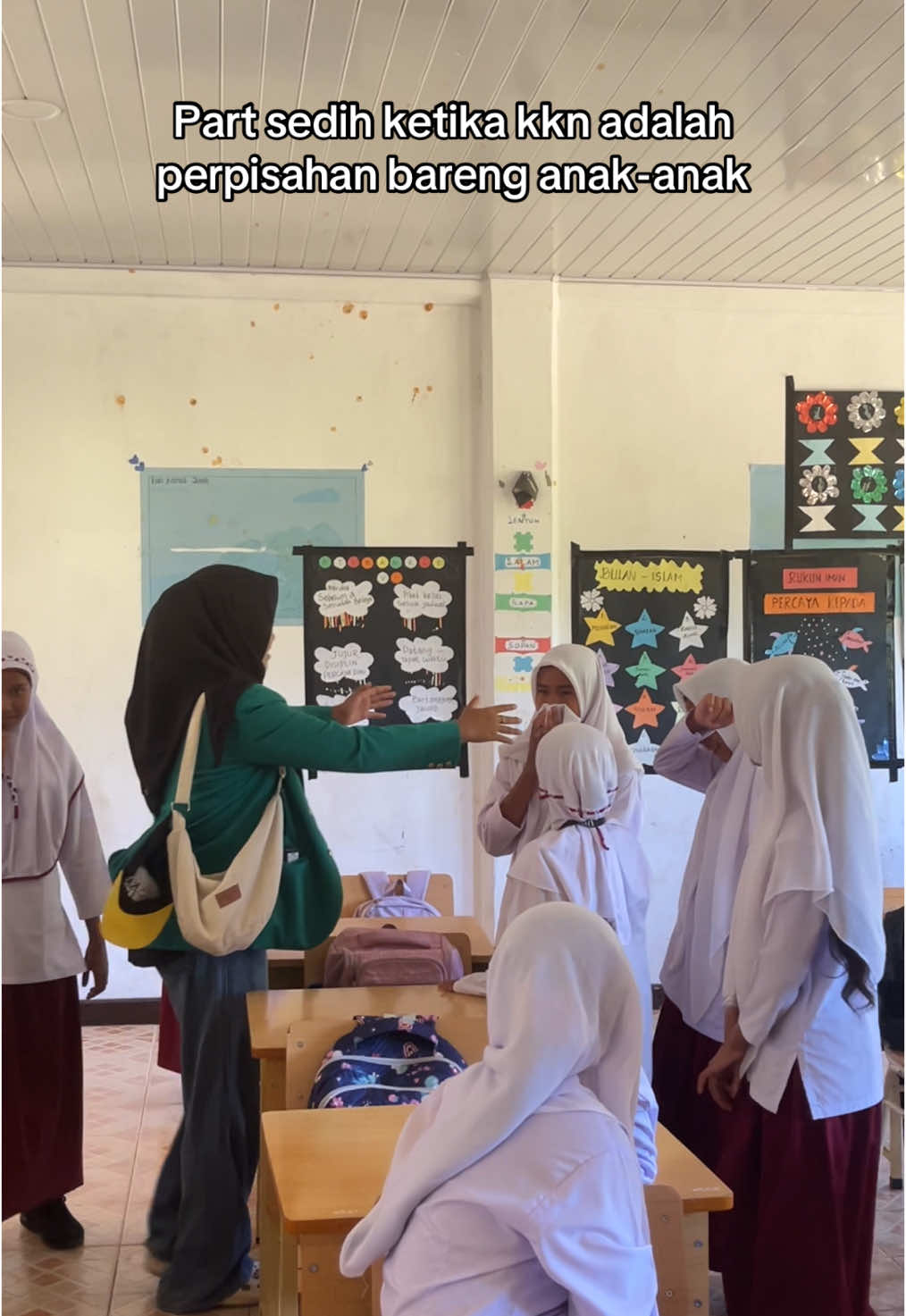 Hari ini hari terakhir kami ke sekolah, Sampai jumpa lagi semuanyaa, sayang kalian semuaaa 🥹🫶🏻.tumbuh jadi anak-anak yang hebat yaaa. #kkn #kknusk2025 #anaksd #perpisahankkn #lihatlahlebihdekat #barohkruengkala #sdnegerisuhom #mahasiswa 