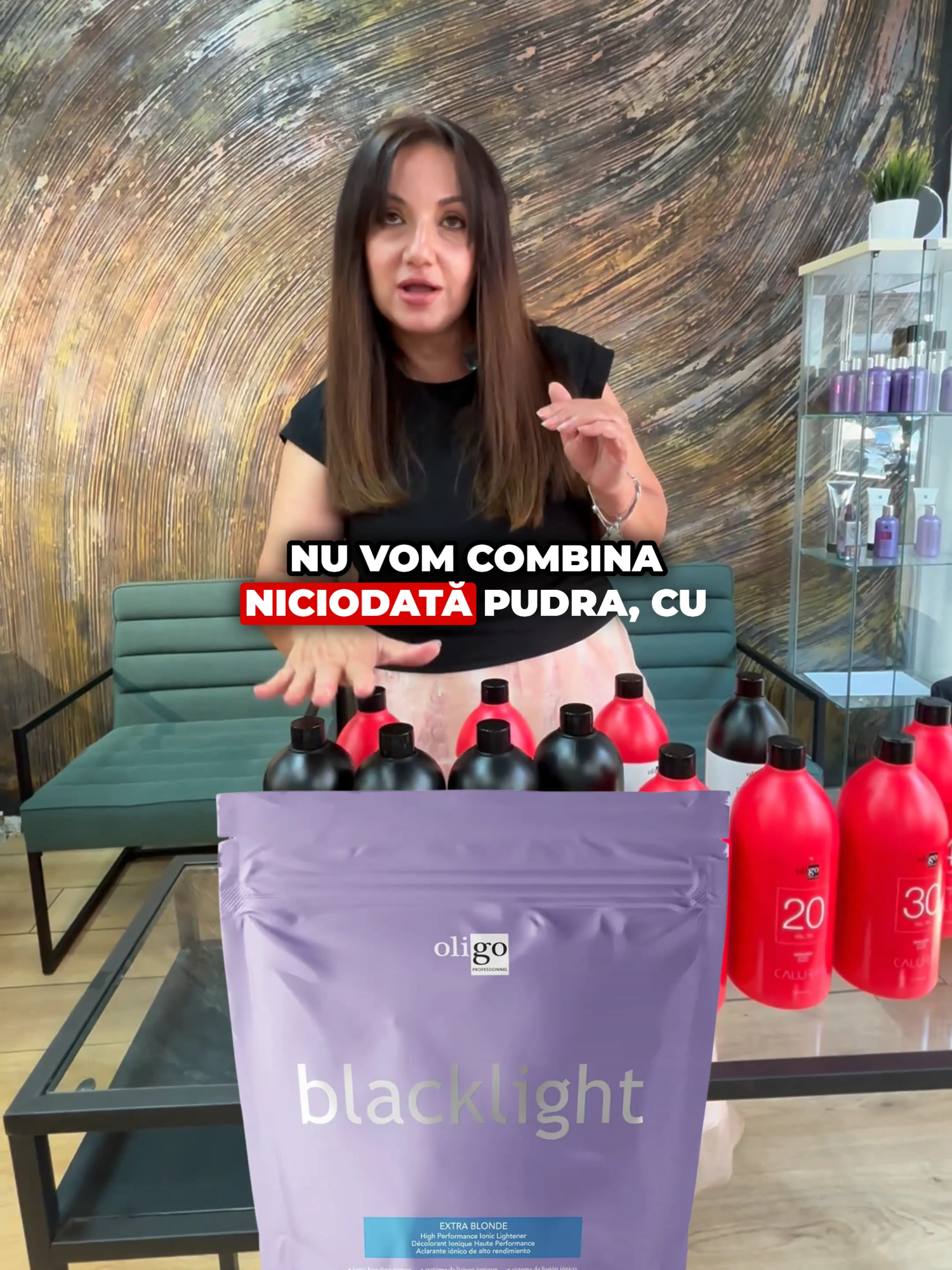 🔴 De ce am oxidanții negri? Și ce înseamnă ei de fapt? Simplu:  🖤 Oxidanții negri sunt special creați pentru a fi folosiți cu pudra decolorantă! ‼️ Nu combinăm niciodată pudra cu oxidanții destinați vopselei, pentru că:  – Puterea de deschidere e diferită  – Oxidanții pentru pudră au o formulă mult mai puternică  – Au un plex integrat, care oferă mai multă protecție firului de păr în timpul decolorării 🧴 Pe lângă ei, mai avem și:  🔹 Oxidant de 20 vol  🔹 Oxidant de 13 vol  🔹 Oxidant de 7 vol  👉 Aceștia se folosesc pentru vopselele semi-permanente, în funcție de câtă depunere de pigment dorim.  Cu cât e volumul mai mare, cu atât depunerea este mai intensă. 💡 Fiecare oxidant are un scop clar. Iar dacă știi cum să-l folosești corect, rezultatele sunt spectaculoase! 🔴 Dacă informația ți s-a părut utilă,  dă-mi un follow – urmează și mai multă educație profesională! #colorimetrie #oxidant #vopsea #decolorare #hairstylistromania #educatiefrumusete #atelieruldeculoare #nadiagheorghita #5tehnici #blondperfect