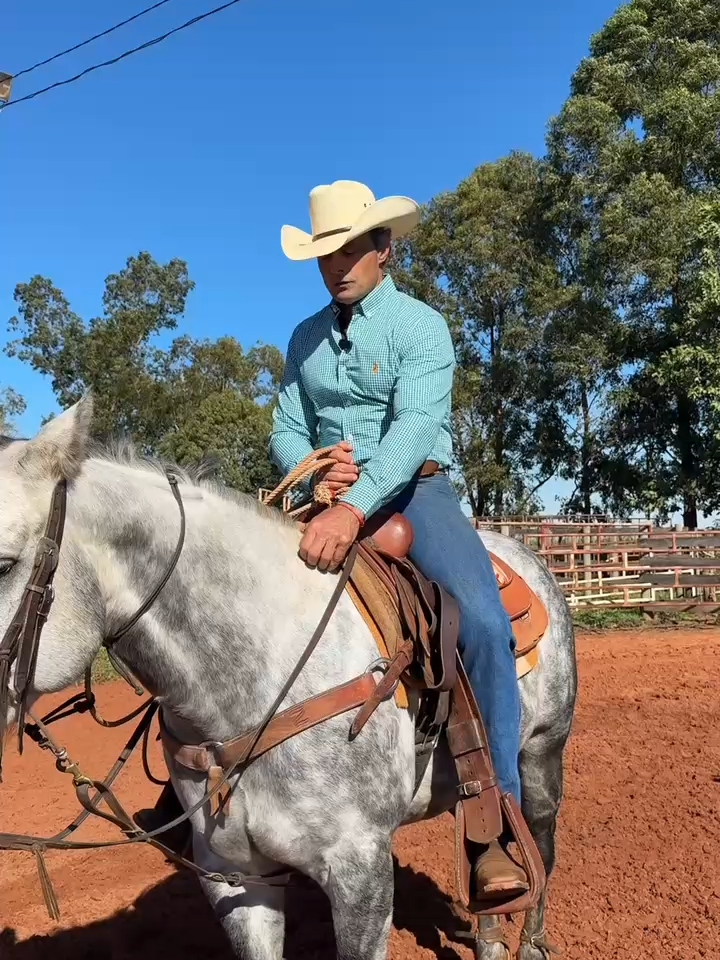 Ter um cavalo específico para cada tipo de competição faz diferença. Existem genéticas voltadas para cada modalidade, e sim, isso facilita o trabalho, mas sempre tem excessões.💥 #Dica #ArturZoião #Cavalo #Laçador #Roping #Horse #breakaway #centrodetreinamento #treinamentodelaço #doma #cultura #country #tambor #Lifestyle #4youpg #4yourpage #4youpage #4you #fp #4y