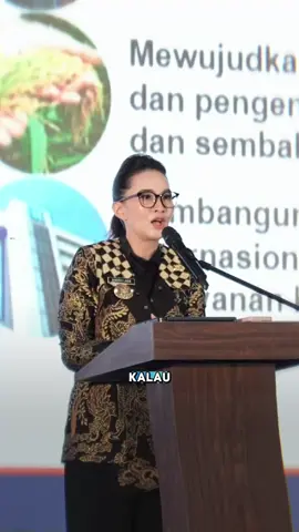 Lagi setting arah Maluku Utara untuk 5 tahun ke depan. 💼✨ RPJMD 2025–2029 kita susun bareng rakyat — bukan dari balik meja, tapi dari suara desa, kampung, dan kota. ✍️ Fokus kita jelas: SDM unggul, pangan kuat, birokrasi cepat, wilayah saling nyambung. Kalau mau Malut Bangkit, semua harus gerak bareng. Yuk, jaga ritme, jaga komitmen. 🔁 🎯 Program prioritas Malut 2025–2029: 🔹 Pendidikan gratis & berkualitas 🔹 Layanan kesehatan setara 🔹 Pertanian, perikanan, dan UMKM naik kelas 🔹 Konektivitas antar-pulau & infrastruktur dasar 🔹 Sofifi sebagai ibu kota yang siap bangkit 🔹 Digitalisasi birokrasi & implementasi SPBE Maluku Utara bukan hanya milik pemerintah. Ini rumah bersama. Dan kita semua harus bergerak—dari hati, dengan aksi.