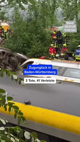 Schweres Zugunglück am Sonntag (27.7.) bei Biberach in Baden-Württemberg. Die Polizei meldet bislang 3 Tote und 41 Verletzte, viele davon schwer. Wegen Starkregen ist wohl ein Abwasserschacht übergelaufen und hat einen Erdrutsch ausgelöst. #Redaktion #RTLAktuell #Biberach #Zug #Zugunglück