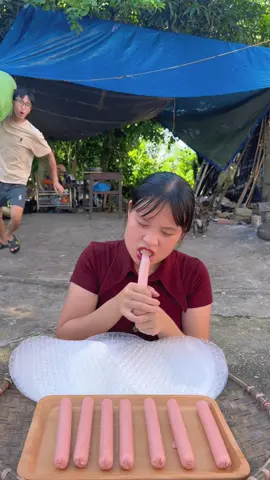 Bánh tráng cuộn xúc xích lắc phô mai 