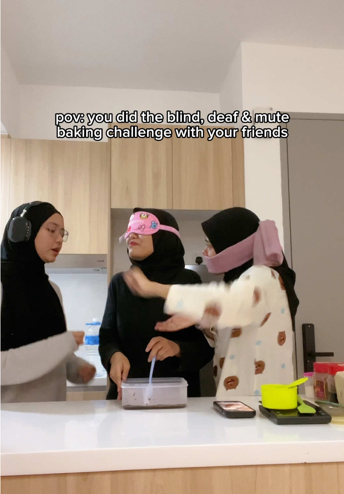 please lah try dengan kawan kawan korang sebab sumpah kelako 😭 tapi our tiramisu (mainly mel lah dia je function HAHAHA) turns out so good 😋 @Mel 🍉 @yeya  #blinddeafmutechallenge #challenge #friends #malaysia #funtimes  