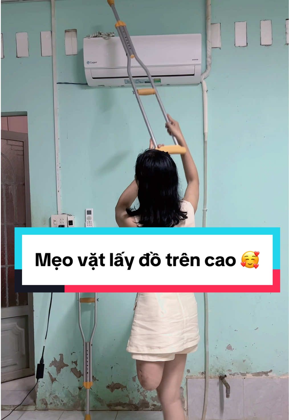 Mẹo vặt lấy đồ trên cao bằng cây nạng. Trên hết là qua đó mong các bạn khuyết tật cũng trở nên vui vẻ yêu đời hơn, có thể dùng những vật gần gũi, những dụng cụ hỗ trợ của bản thân. Hãy cứ yêu đời đi rồi đời sẽ yêu lại thôi #trending #cogiaomotchan #amputee #oneleg #yeudoi #foryou #meovat 
