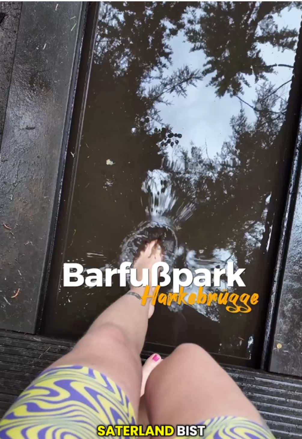 👣 Barfuß durch den Wald – wann hast du das zuletzt gemacht? Der Barfußpark in Harkebrügge war für uns ein echtes Highlight! Verschiedene Untergründe, Wasser, Natur pur und ein Spaziergang, der nicht nur die Füße, sondern auch den Kopf frei macht. 🌿 Ich war überrascht, wie entspannt ich mich danach gefühlt habe – und auch die Kids hatten richtig Spaß! Solche kleinen Auszeiten im Grünen tun einfach so gut. 💬 Warst du schon mal in einem Barfußpark? 👉 Folge mir für mehr entspannte Ausflugstipps mit Kindern & Naturmomenten! #barfußpark #harkebrügge #ausflugstipps #naturerlebnis #familienzeit #barfußgehen #achtsamkeit #rausinsgrüne #waldliebe #familienabenteuer #barfußwandern #elternzeit #mamablogger #kindheitserinnerungen #qualitytime