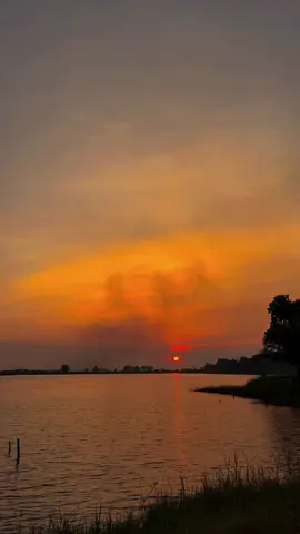 indah namun sesaat✨#senjasorehari #fyppppppppppppppppppppppp #fypdongggggggggシ #sunset #danau #CapCut 