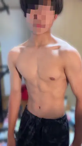 まだまだヒョロイので、もっと頑張ります🔥　#09  大胸筋の下部と腹筋をもっと厚くしたいです！ 先輩方、トレーニングや食事のアドバイスぜひお願いします🙏 #筋トレ #自重 #初心者トレーニー #ダンベル #ボディメイ	#自重トレーニング