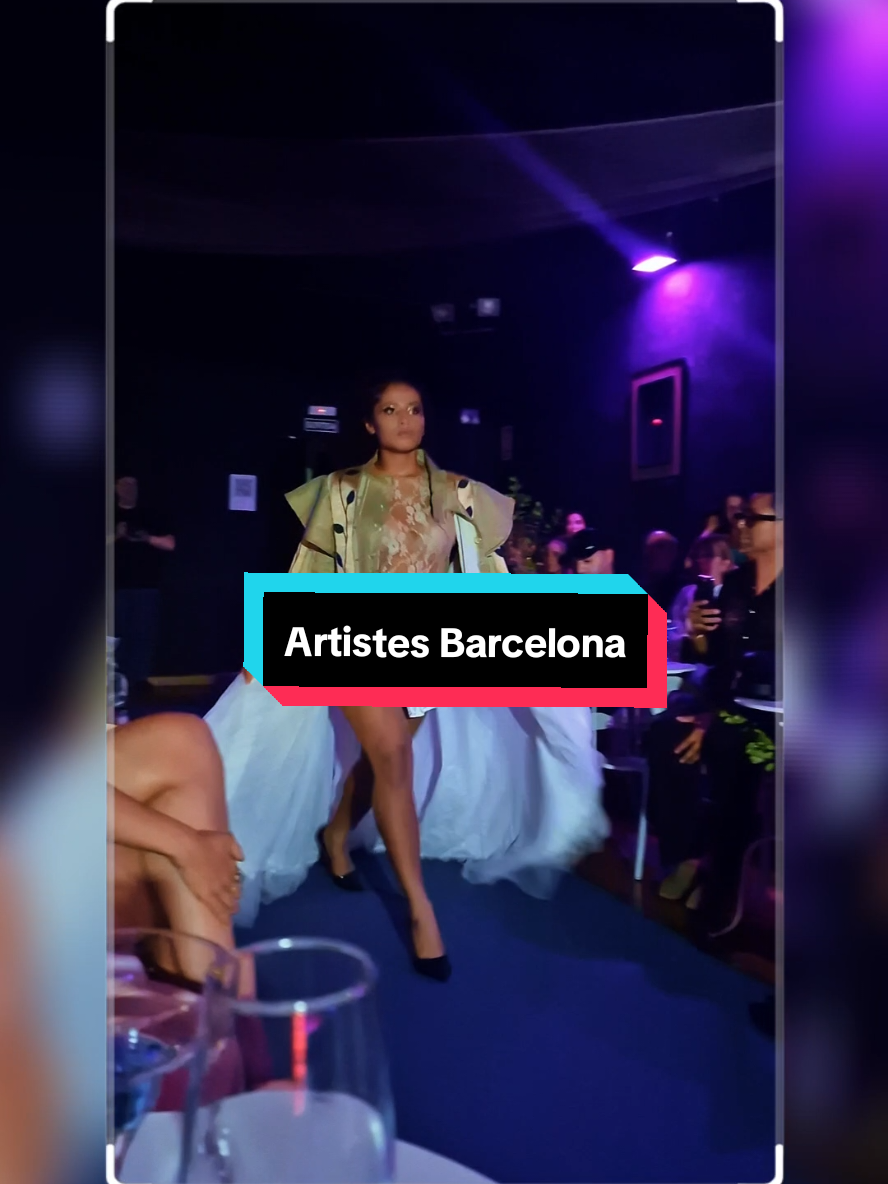 Desfile de moda de diseñadores emergentes de Artistes Barcelona. Apoyando y haciendo sinergia con los nuevos talentos. . #parati #viral #design #fashion #desfile #artista #arte #1er #1erevento #artistesbarcelona #diseñadores #moda #model #dancers @artistesbarcelona @raquelsobradoofficial 