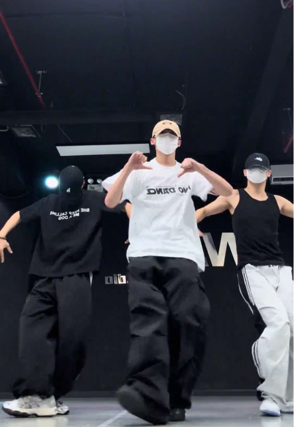 三剑客 #浅跳一下 #talksaxy #dayday编舞＃抖音潮流舞蹈大赛 #周同学#抖音潮流舞蹈地图 #zhouzhou #douyin #dance #trendingdance 