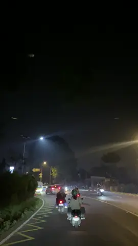 Kalau ke puncak tuh enakan malm ya,wlw pun gak bisa liat pemandangan,tpi berasa nyaman aja klw mlm,padahal cuman sekedar ngopi doang… #puncak #puncakbogor #gunungmas #bogor #foryoupage #fyp 