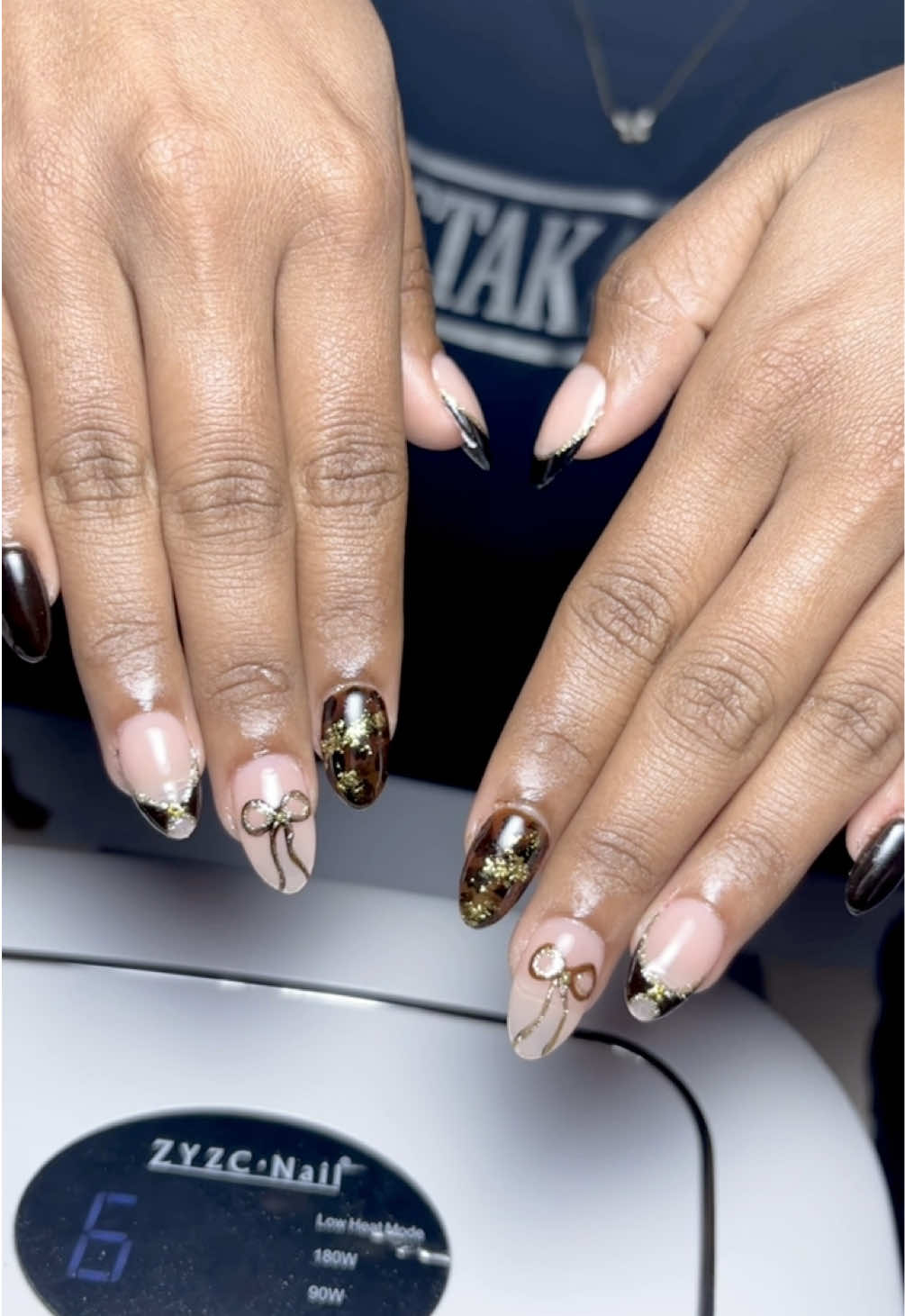 Kuku kamu = kanvas impian 💖 Desain ini request dari bestie, dan hasilnya? OBSESSED! 😍 #CustomNailDesign #MZGlamourVibes #NailArtTikT #salonmzglamour #MZGlamour 
