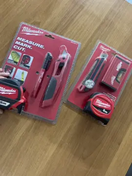 KIT ACCESSORI 🔥-> Il Kit Misura, Segna e Taglia Milwaukee è un kit composto da un pennarello indelebile INKZALL dalla punta fina, un cutter professionale e un flessometro da 5 metri dotato di magnete sul gancio iniziale. Il Kit Livella è composto da una livella serie mini di 10 cm, flessometro Serie SLIM 5 m/25 mm, cutter 18 mm  Ci troviamo a Mariglianella (Napoli) in via XI Settembre 38 Spedizioni in Italia e all’estero. #milwaukee #heavydutycenter #naples #redtools #measure #cutter #mark #cut #flessometro #livellamini #livella 