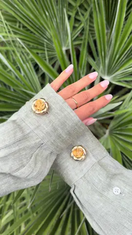 Roses are gold, sleeves are chic,  these buttons just made your outfit unique 💫 #OOTDUpgrade #buttonamsterdam #GoldenTouch 