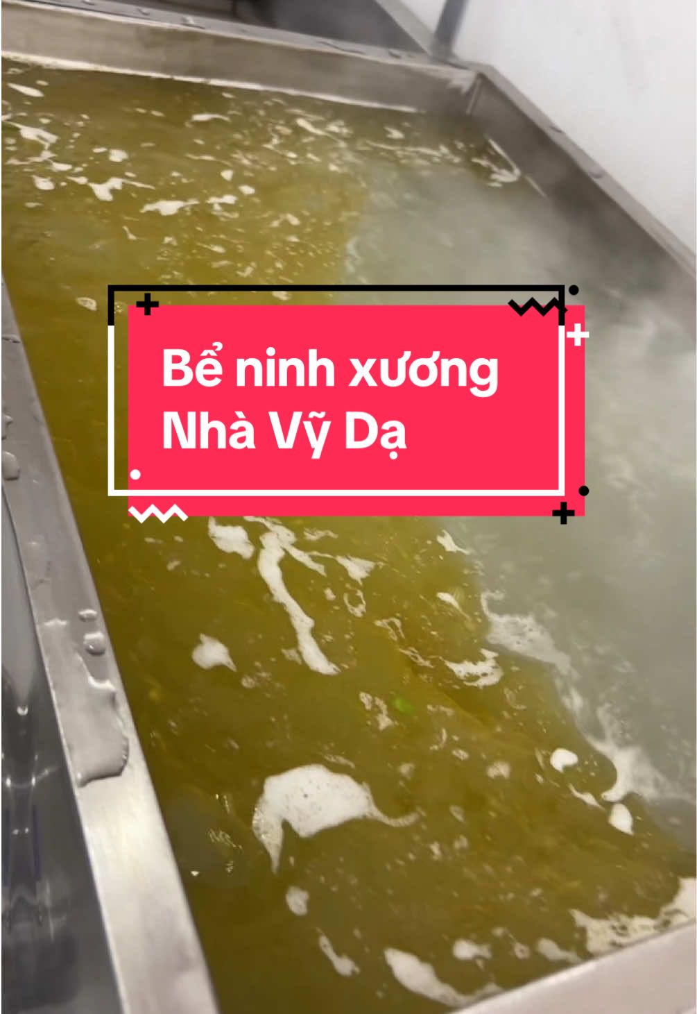 “Trường giang cuồn cuộn… còn nồi nước lèo Vỹ Dạ thì sôi sục cả ngày lẫn đêm.” Nồi xương hầm hơn 10 tiếng, lọc kỹ từng lớp váng, nêm nếm vừa vị để ra tô bún chuẩn Huế. 👉 Mỗi ngày vài trăm ký xương bò – để nấu ra đúng chất một tô Bún bò Huế Vỹ Dạ. #bunbohue #bunbovyda #noinuocleo #streetfoodvietnam #quananngon #bunbohuetruyen #setupquanan #nhuongquyenbunbo @Bún Bò Huế Vỹ Dạ 