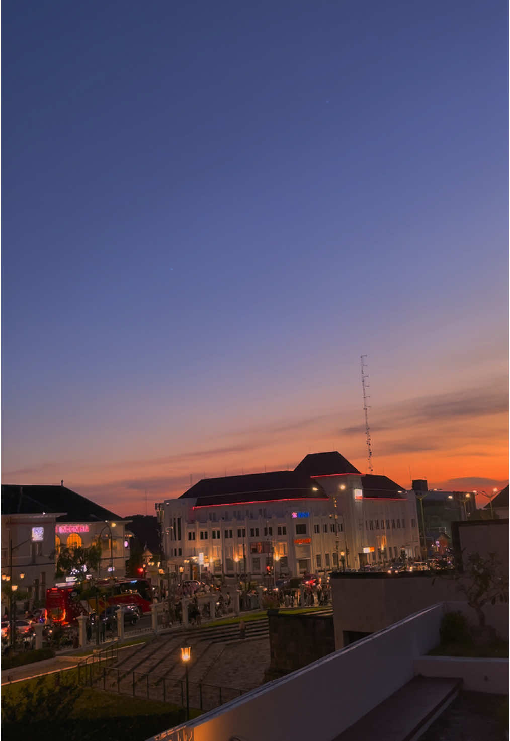Sunsetnya malioboro ngga ada obat❤️‍🔥 #bentengvredeburg #jogja24jam #yogyakarta #yogyakartaistimewa artaistimewa #malioboro #jogja #fyp #fypage #fypシ゚ 