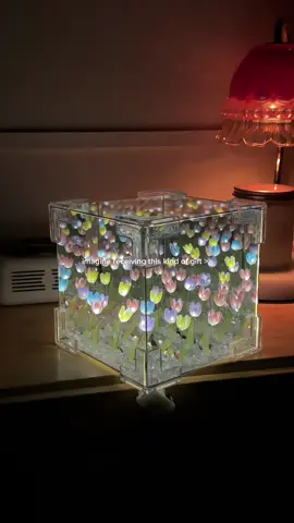 ang gandaaaa 🥹🌷  #tulips #DIY #giftideas #tulipmirrorlamp #perfectgifts 