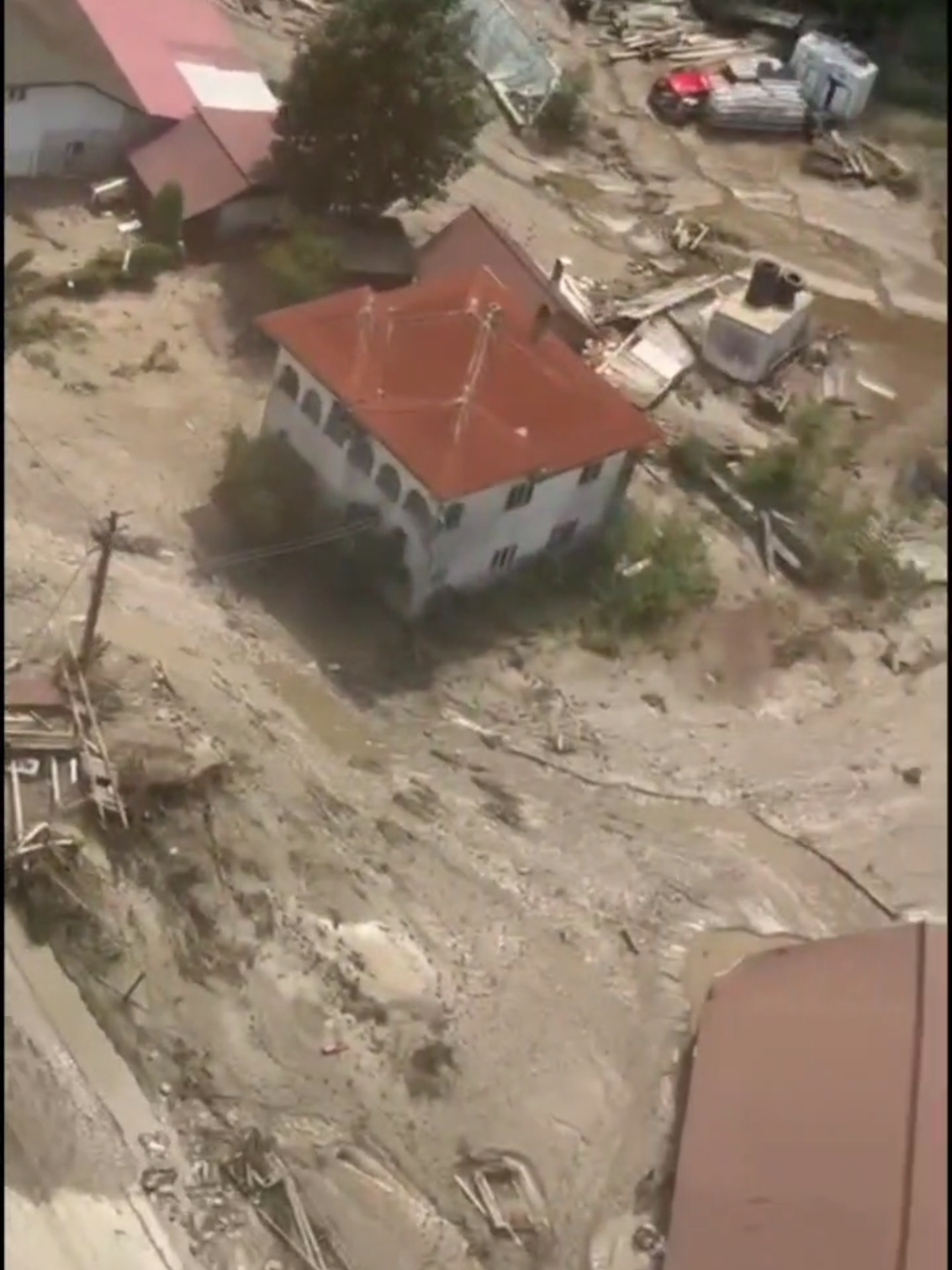 Elicopter Black Hawk trimis în sprijinul intervențiilor de urgență din Suceava Un elicopter Black Hawk s-a alăturat astăzi echipelor de salvare din județul Suceava, fiind a cincea aeronavă implicată în evacuarea persoanelor afectate de inundațiile din satul Neagra, localitatea Broșteni. Până la ora 14:30, elicopterele SMURD ale IGAv au evacuat aerian 58 de persoane, dintre care 16 copii. Pe teren, 160 de salvatori acționează cu 112 mijloace tehnice, inclusiv bărci, ambulanțe, buldoexcavatoare și vehicule 8x8. De la începutul fenomenelor meteo periculoase, aproximativ 70 de persoane au fost evacuate pe cale terestră și transportate în zone de siguranță. Autoritățile continuă eforturile de salvare și limitare a efectelor inundațiilor.