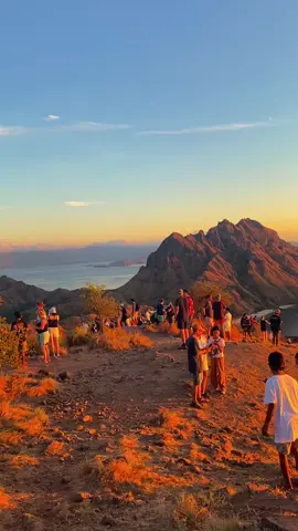 Sunrise in Padar Island🫶#labuanbajo#padarisland#pulaupadar#komodonationalpark#fyp#manggarai_flores_ntt#indonesia🇮🇩 