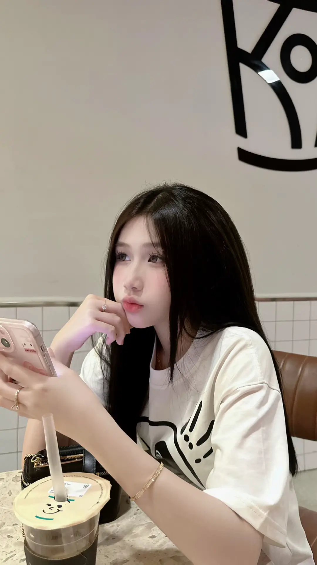 họ không để tâm nhiều đến thế, chỉ có mình là tự dày vò mình
