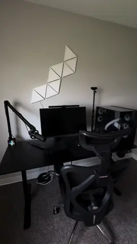 Holy clean. All black is so nice. I love ts man. #GamingSetup #desktour #wallpaperengine #pcsetup #pcbuilds 