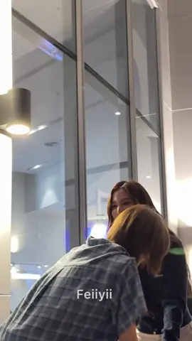 เพิ่งมาครั้งแรกกอดกันให้ดูหน่อยค่ะ - @emi @bonny  #EmiBonnie #เอมี่บอนนี่  #emiamily #beonnnie 