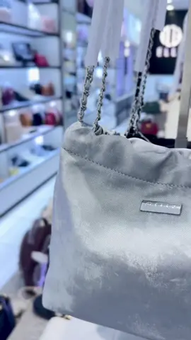 TÚI XÁCH NỮ THỜI TRANG ELLY – EL319 – Màu sắc: Đen, Bạc. – Kích thước: 22 x 19 x 8 cm (Chiều ngang x chiều dọc x độ dày). – Chất liệu: Da tổng hợp cao cấp. – Kiểu dáng: Túi đeo vai, đeo chéo. – Công năng sử dụng: Đựng điện thoại, đồ cá nhân nhỏ gọn… – Trọn bộ sản phẩm gồm: Túi xách nữ thời trang ELLY – EL319 + Túi đựng sản phẩm + Hộp. – Bảo hành: 03 tháng (với lỗi do sản xuất). #Ellycantho #Elly #tuixach #thoitrang #phukien #xuhuong #24h #viral #matkinh #giaydep #giaydep #ellycanthoodau 