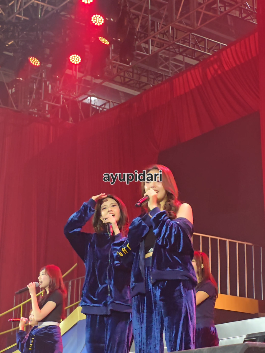sama-sama iseng 😏 @gracia jkt48 @christy🐟  sound check After Rain at #JKT48FULLHOUSE  #graciajkt48 #christyjkt48 #jkt48 