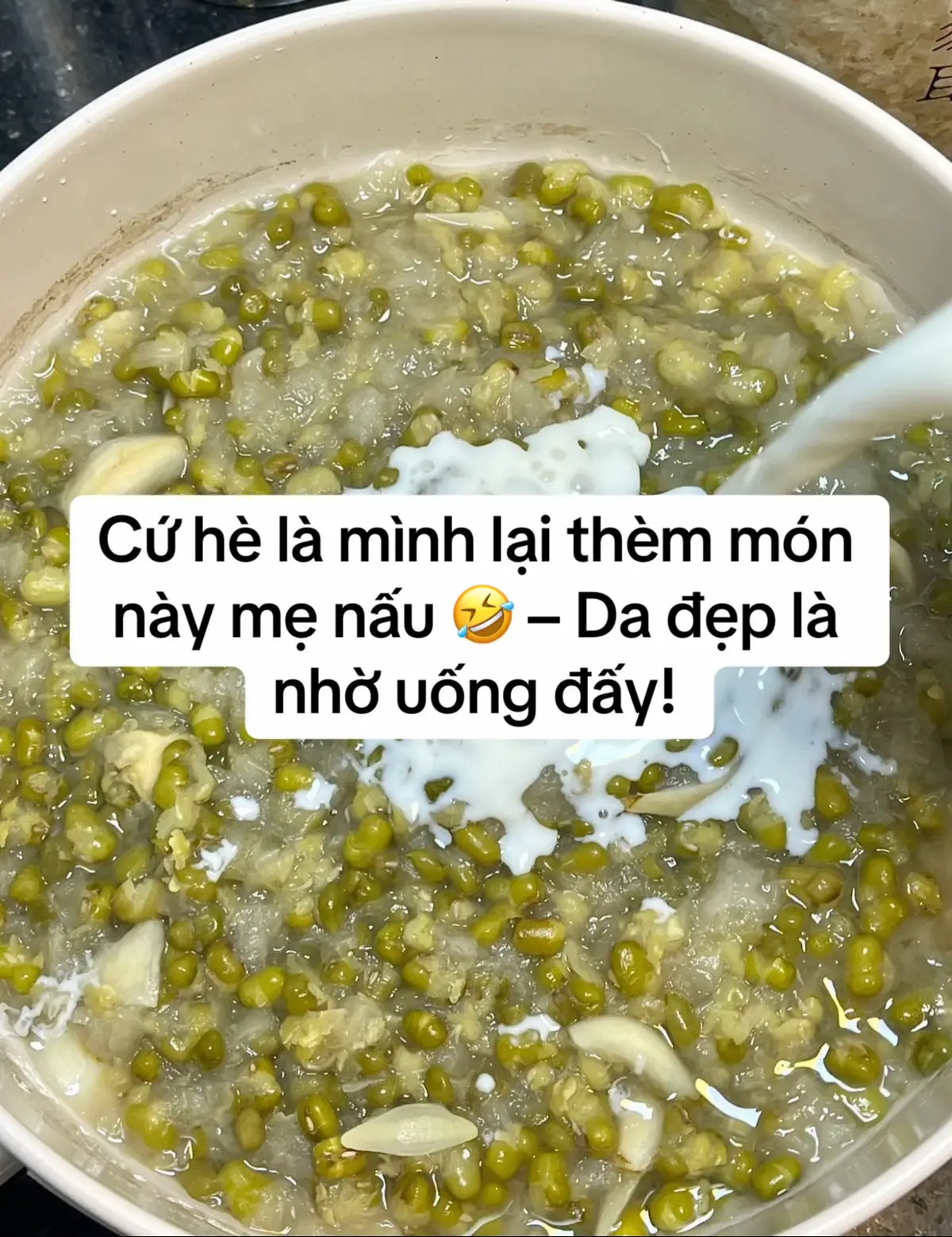 ✨ Mát lạnh, thơm ngậy vị sữa dừa, ăn vào trơn mịn, thanh mát cực đã luôn! Giải nhiệt – thanh lọc – đẹp da đỉnh của chóp 💚 📌 Nguyên liệu: Ngân nhĩ, đậu xanh, bạch quả lát, đường phèn, nước cốt dừa. 👩🏻‍🍳 Cách làm: 1️⃣ Ngâm nở ngân nhĩ, đậu xanh rửa sạch. 2️⃣ Cho đậu xanh + ngân nhĩ + bạch quả + nước vào nồi, nấu tới khi đậu xanh chín mềm. 3️⃣ Thêm đường phèn, cuối cùng rưới nước cốt dừa vào, ăn lạnh là ngon nhất! ⚠️ Lưu ý: Đậu xanh tính hàn, con gái không nên uống quá thường xuyên nhé! #ăn_gì_đẹp_da #chè_ngân_nhĩ #món_ngon_mùa_hè #healthy_drink #đẹp_da_dưỡng_thể #chè_dưỡng_nhan