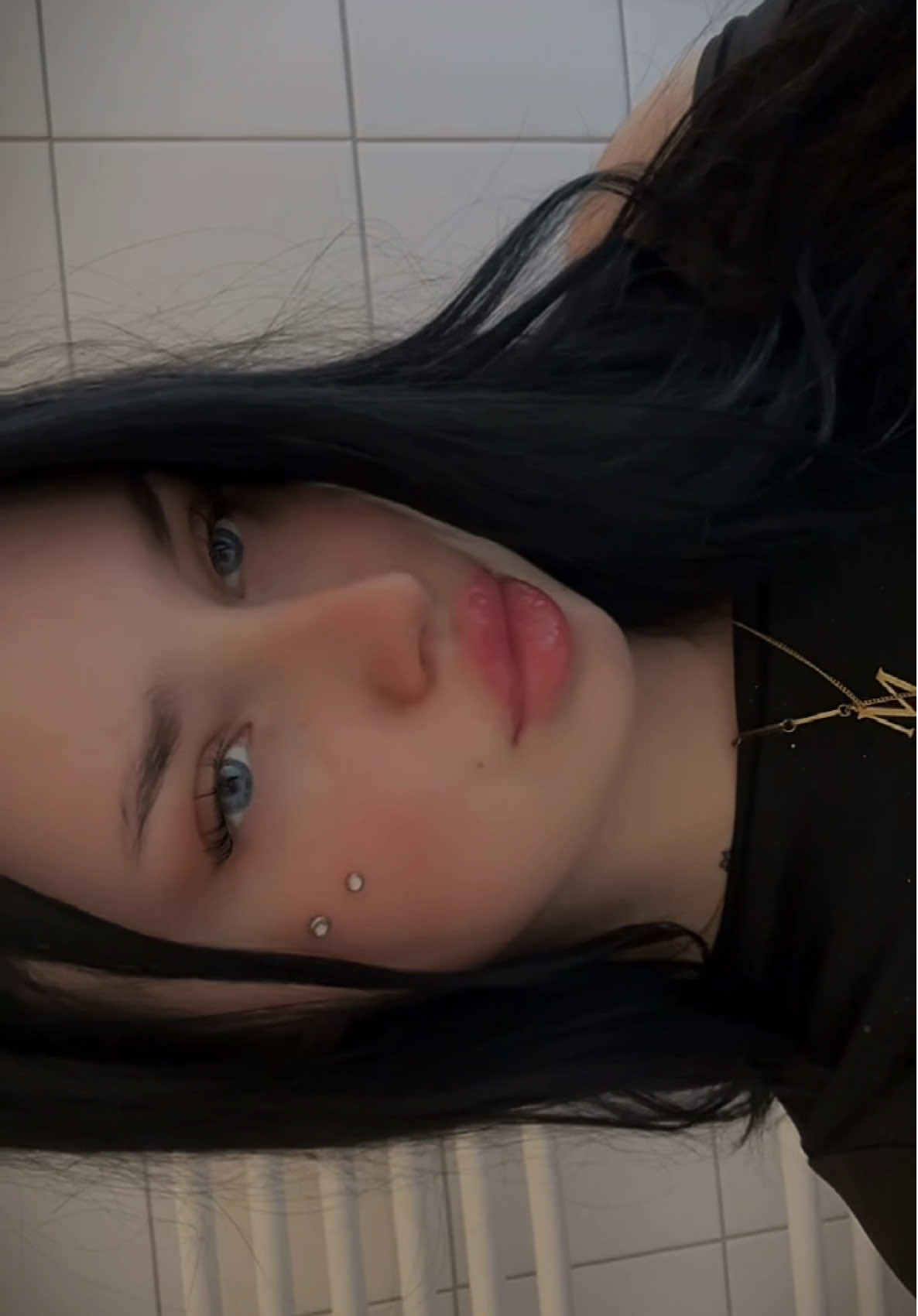 🖤 #girl #hi #girlssupportgirls #foruyou #forupage #blackhair #piercing #blueeyes #Biscoitocut 