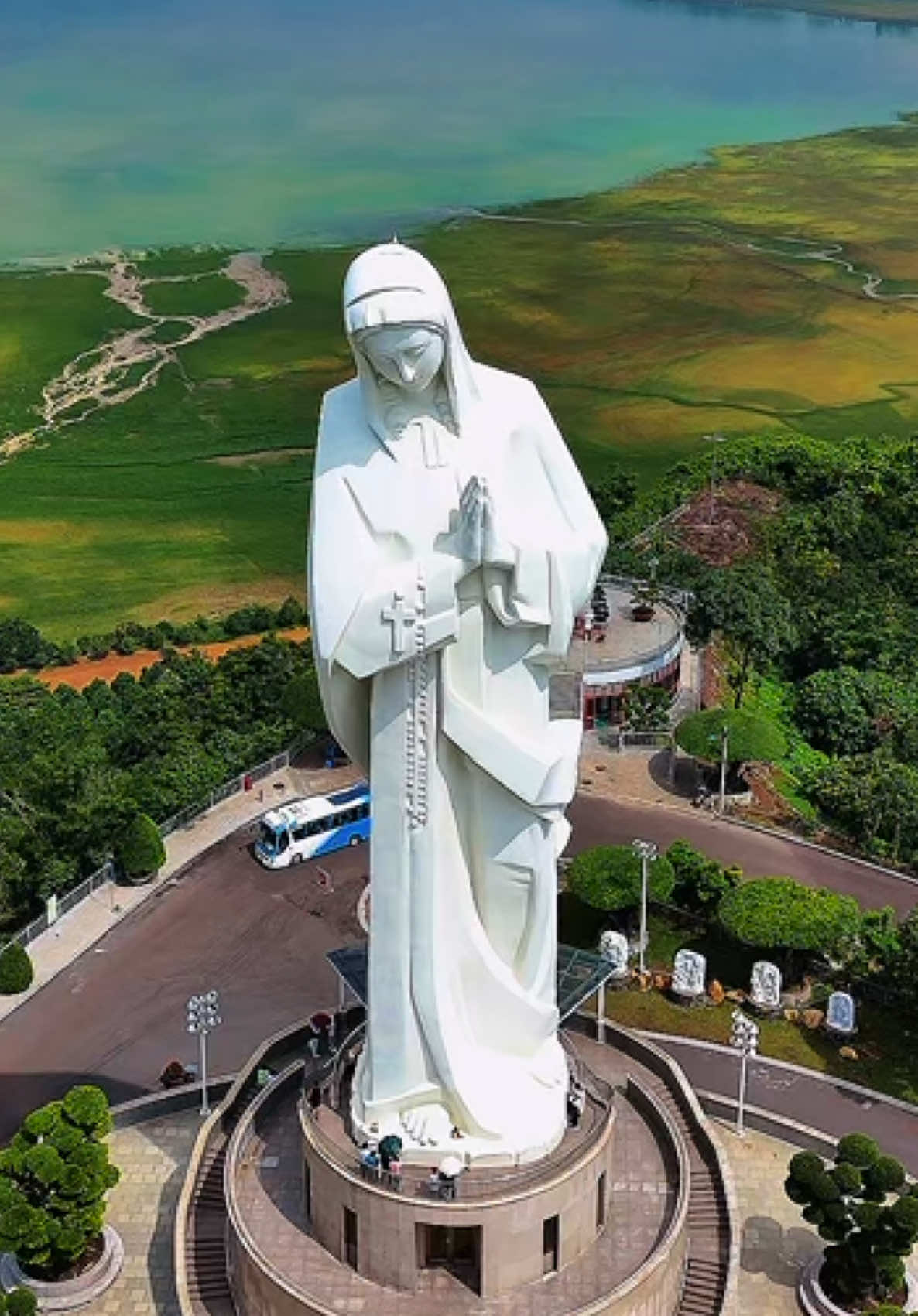 Thật diệu kỳ khi được chiêm ngưỡng Đức Mẹ Núi Cúi Đồng Nai! Bức tượng Mẹ cao vút giữa thiên nhiên hùng vĩ, mang đến cảm giác bình yên và sự che chở. Nơi đây không chỉ là điểm hành hương mà còn là biểu tượng của niềm tin và hy vọng cho biết bao người con đất Việt.#ducmenuicui #memaria #memariakinhyeu❤️ #dongnai #60dongnai #xuhuong #dulichvietnam 