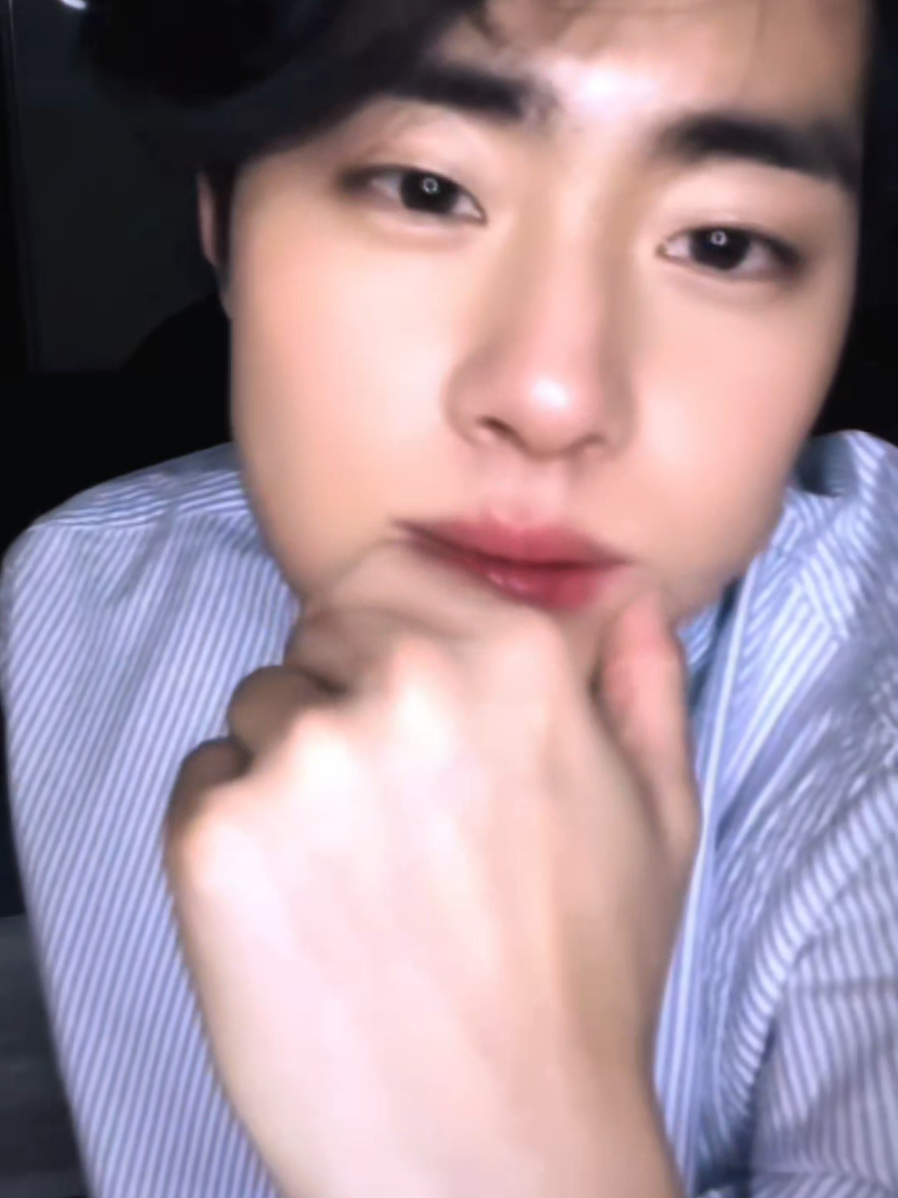 앞머리 넘겨달라는 팬의 말에  열심히 넘겨주는 병규 배우🥰 #조병규  #chobyeongkyu  #kactor  #tiktoklive #fyp 